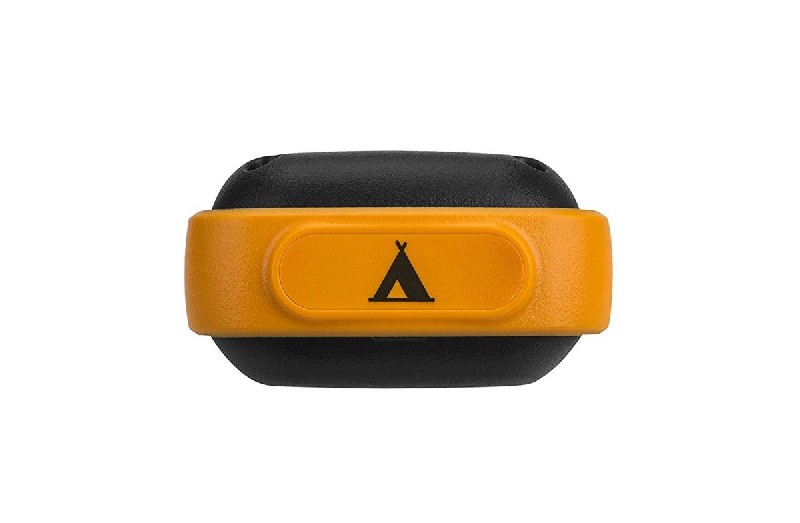 Dispositivo pequeño, naranja y negro con un icono de tienda de campaña. Fondo blanco.