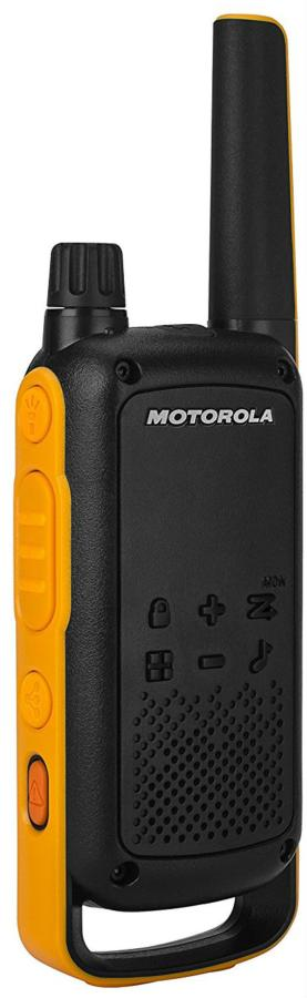Walkie-talkie Motorola negro y amarillo. Cuenta con botones, altavoz y antena. El logotipo de Motorola es visible en el frente.