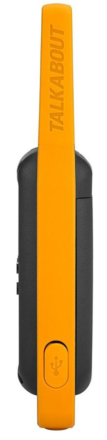 Vista lateral de un walkie-talkie. Parte superior y franja central naranja con texto 'TALKABOUT'. Cuerpo negro. Puerto USB abajo.