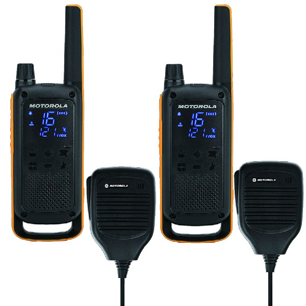 Dos walkie-talkies Motorola con detalles naranjas, cada uno con un micrófono adjunto.