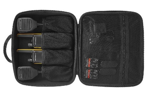 Estuche negro con dos walkie-talkies, dos micrófonos y componentes de carga dentro.