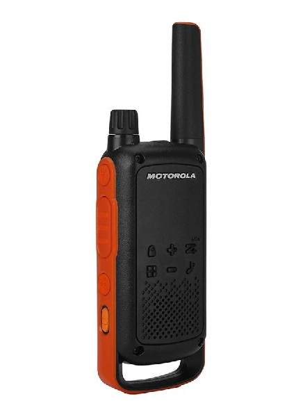 Un walkie-talkie Motorola negro y naranja. Tiene antena, botones y el logo de Motorola.