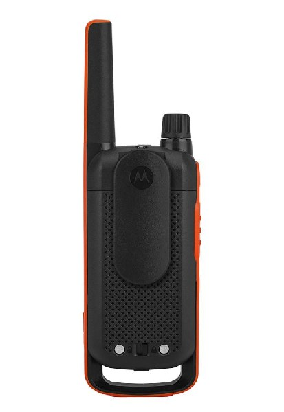 Walkie-talkie Motorola negro y naranja. Tiene antena, clip y botones. El fondo es blanco.