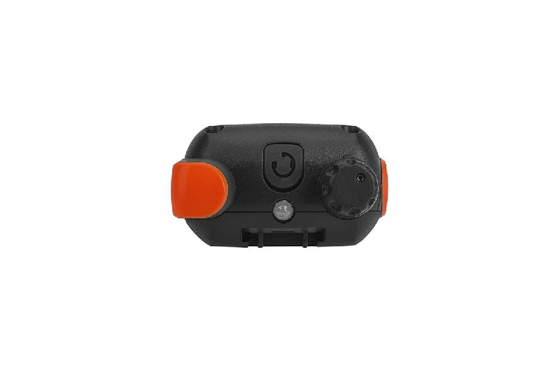 Una radio negra con botones naranjas y un dial. Tiene un botón de encendido y una pequeña luz. El fondo es blanco.