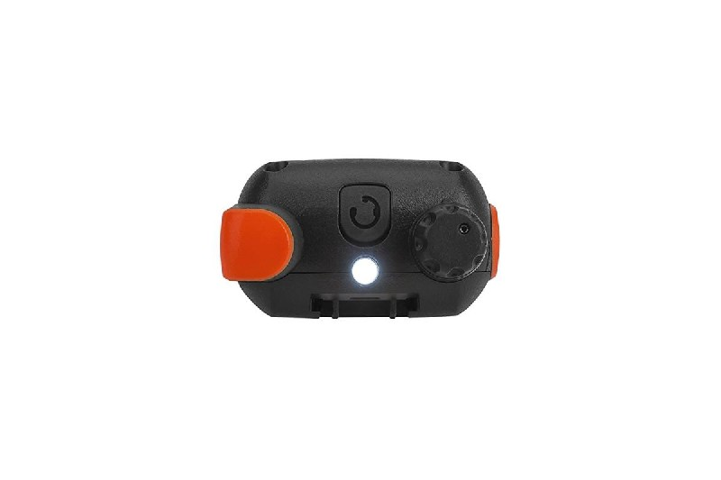 Dispositivo negro y naranja, vista superior. Tiene un botón con un símbolo de encendido, una perilla y una luz. Fondo blanco.