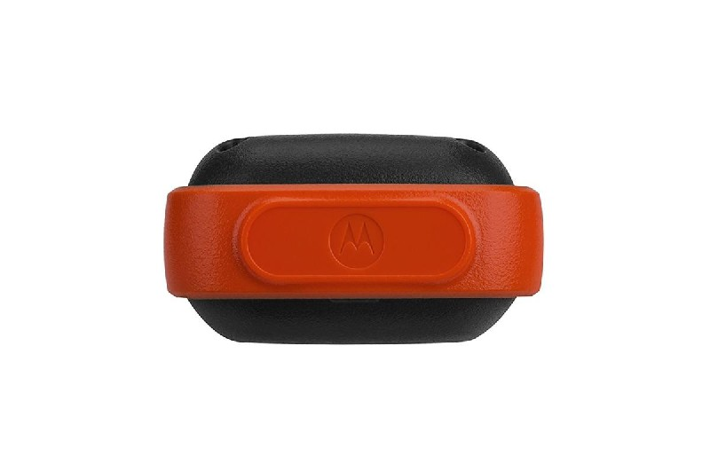 Dispositivo negro con banda naranja y logotipo de Motorola. Aislado sobre fondo blanco. Vista superior.