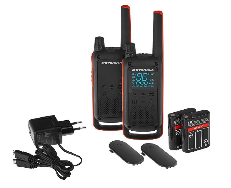 Dos walkie-talkies Motorola negros y rojos, baterías, cargador y cubiertas sobre fondo blanco.