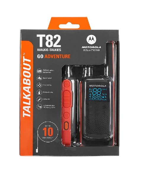 Walkie-talkies Motorola T82 en embalaje. Diseño negro y rojo, con pantalla y botones, texto 'Talkabout' y 'Go Adventure'.