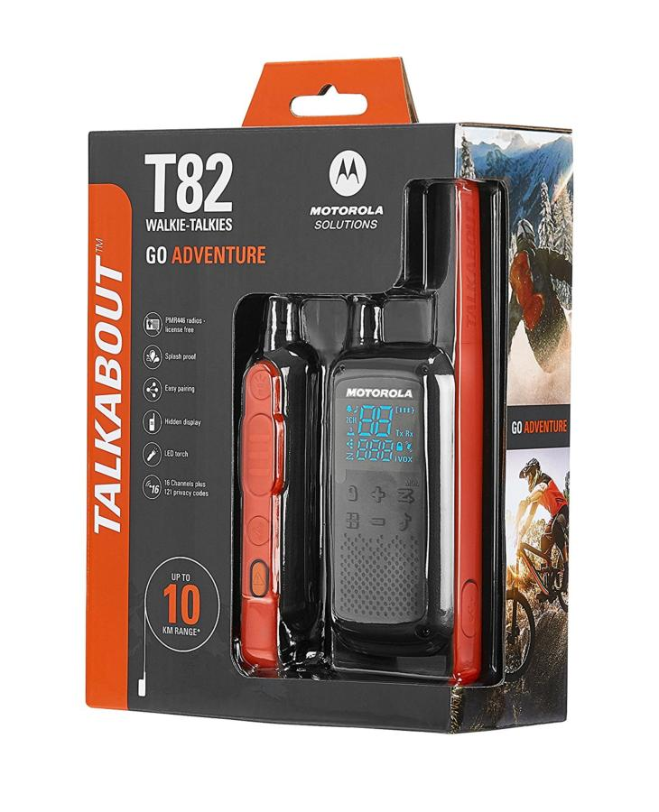 Un juego de walkie-talkies Motorola T82 en su caja. La caja es naranja y negra, con detalles del producto y una imagen de una persona en bicicleta.
