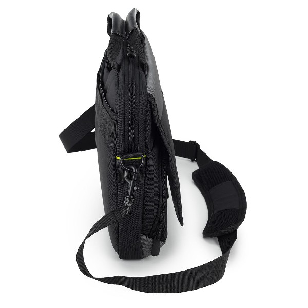Una bolsa para portátil negra con una correa para el hombro. Tiene un bolsillo lateral y un asa. Acentos negros y amarillos.