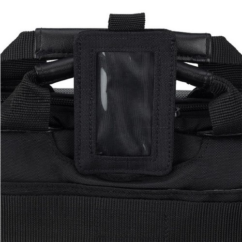 Bolsa negra con ventana de plástico transparente para una etiqueta con el nombre. Tiene asa.