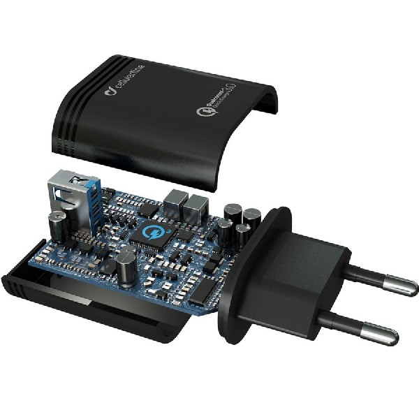Cargador de teléfono móvil negro con componentes internos expuestos, placa de circuito azul.