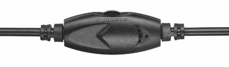 Control de volumen en línea negro para auriculares. Tiene un control deslizante y tres orificios pequeños. El cable es negro.