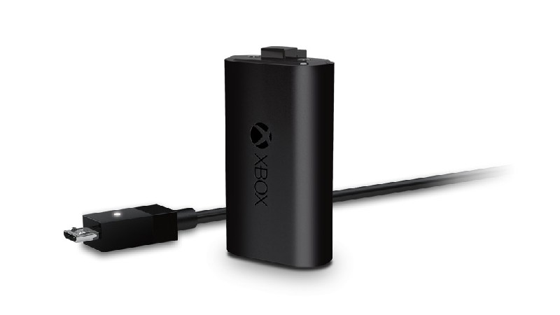 Batería recargable Xbox negra con cable de carga y fondo blanco.