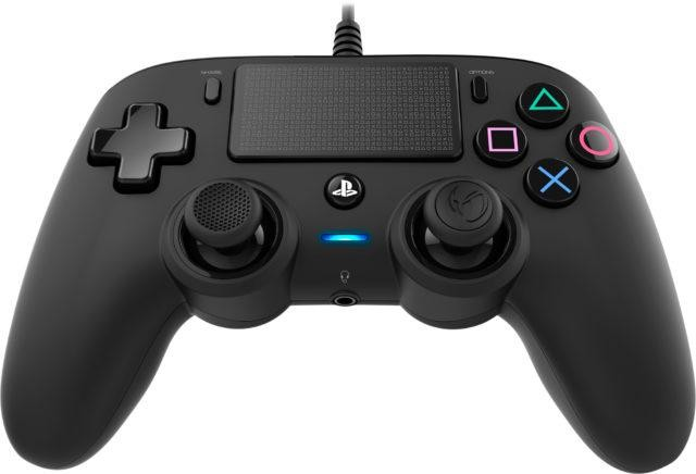 Mando negro de PlayStation con botones y joysticks, luz azul y cable, fondo blanco.