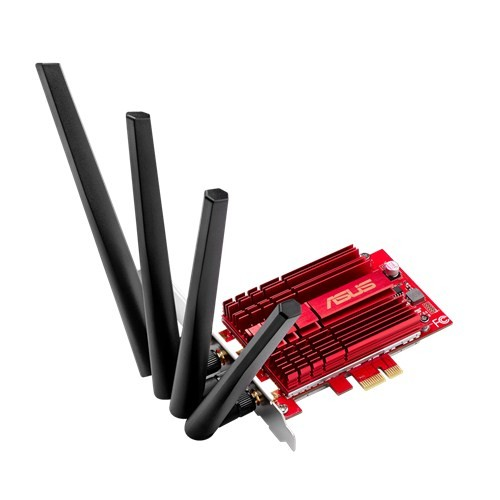 Una tarjeta de red Asus con tres antenas. Tiene un disipador de calor rojo y antenas negras sobre fondo blanco.