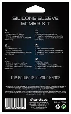 Parte trasera de un empaque de producto, con texto multilingüe sobre el kit de jugador con funda de silicona.