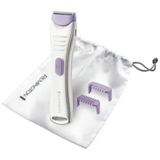 Recortadora de barba Remington blanca y morada. Incluye bolsa y peines. Colocada sobre fondo blanco.
