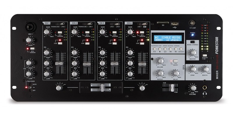 Mezclador de audio negro con muchas perillas, botones y una pantalla. Está etiquetado como 'FONESTAR'.