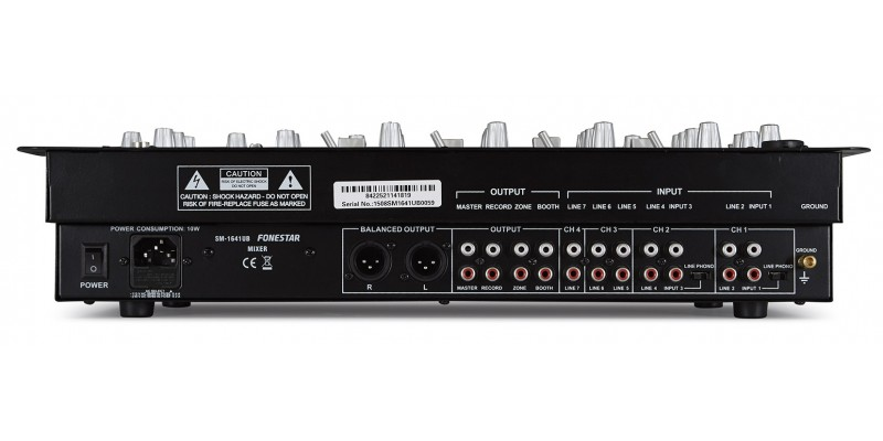 Parte trasera de un mezclador de audio negro con entradas y salidas. Fondo blanco.