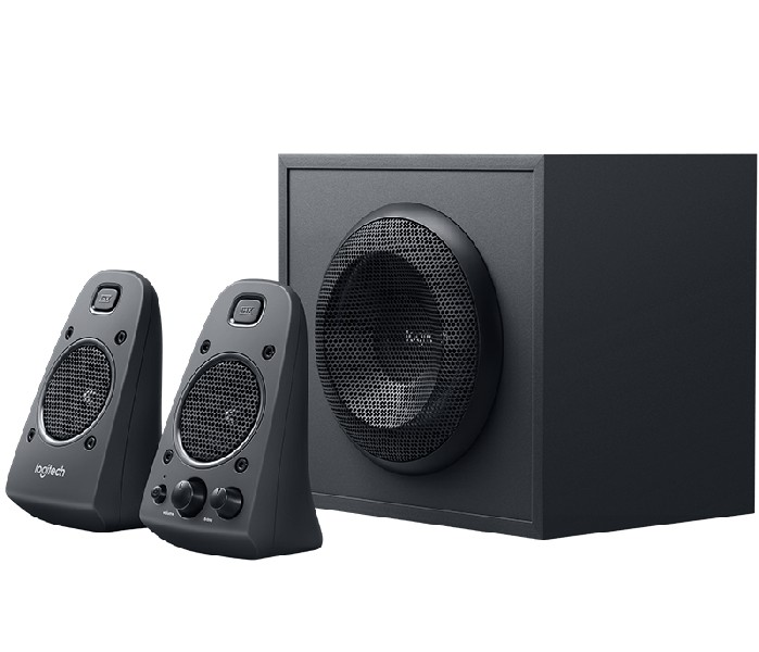 Sistema de altavoces Logitech negro, dos altavoces satélite y un subwoofer.