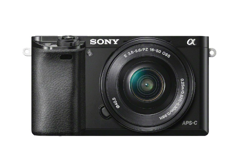 Cámara digital negra con lente y la marca Sony sobre fondo blanco.