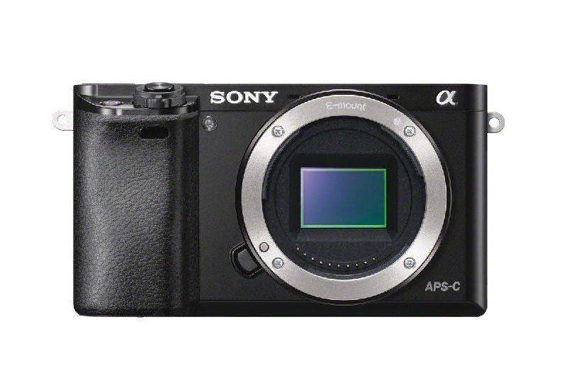 Cámara Sony Alpha negra con lente y pantalla. Tiene un anillo plateado para la lente.