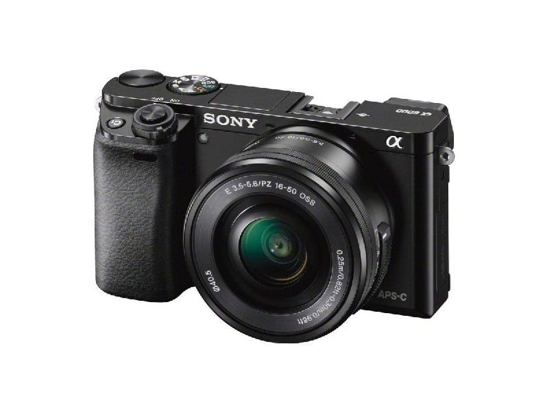Una cámara Sony negra con una lente, mirando hacia la izquierda.