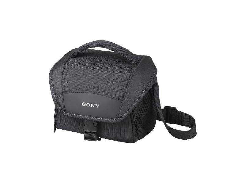 Bolsa para cámara Sony negra con asa y correa para el hombro, fondo blanco.