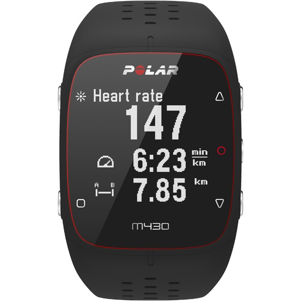 Un reloj Polar M430 negro muestra la frecuencia cardíaca, la hora y la distancia. La pantalla es blanco y negro.