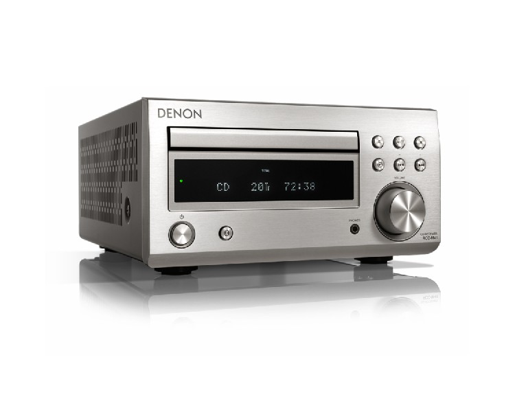 Reproductor de CD plateado Denon con pantalla y botones de control sobre superficie reflectante.