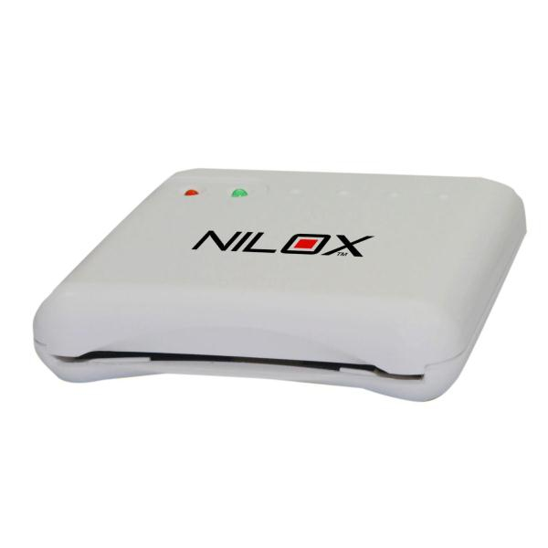 Lector de tarjetas Nilox blanco con luces rojas y verdes, vista en ángulo.