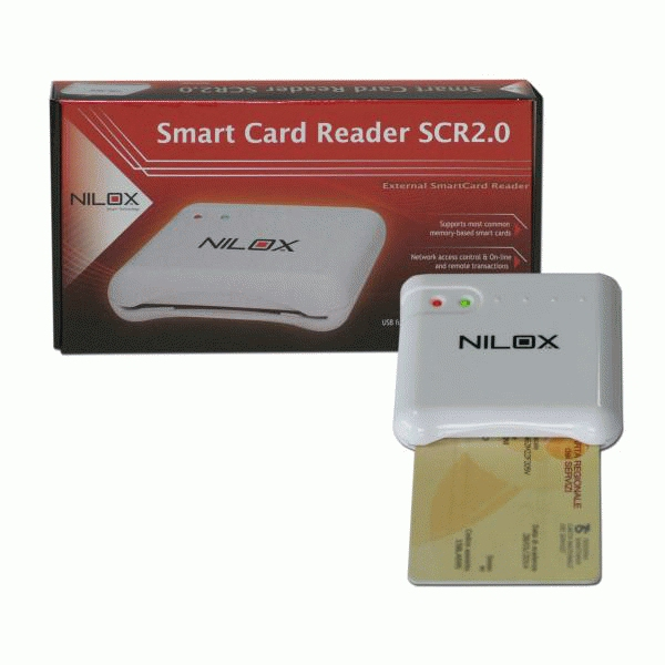 Lector de tarjetas inteligentes Nilox con una tarjeta insertada. El lector es blanco con el logotipo de Nilox.