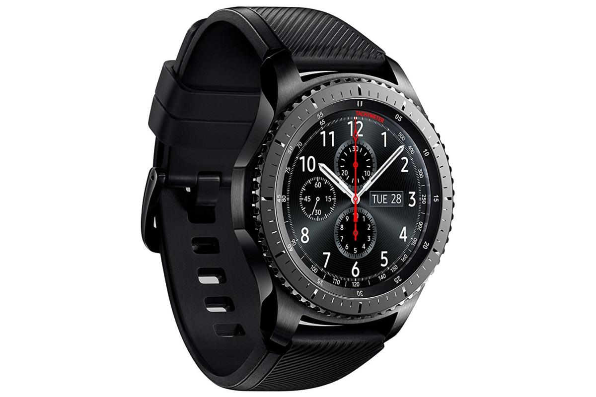 Reloj inteligente negro con correa negra. El reloj muestra la hora y otras métricas.