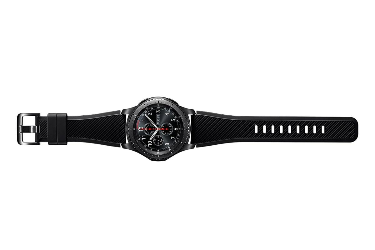 Smartwatch negra con correa negra y pantalla redonda, sobre fondo blanco.
