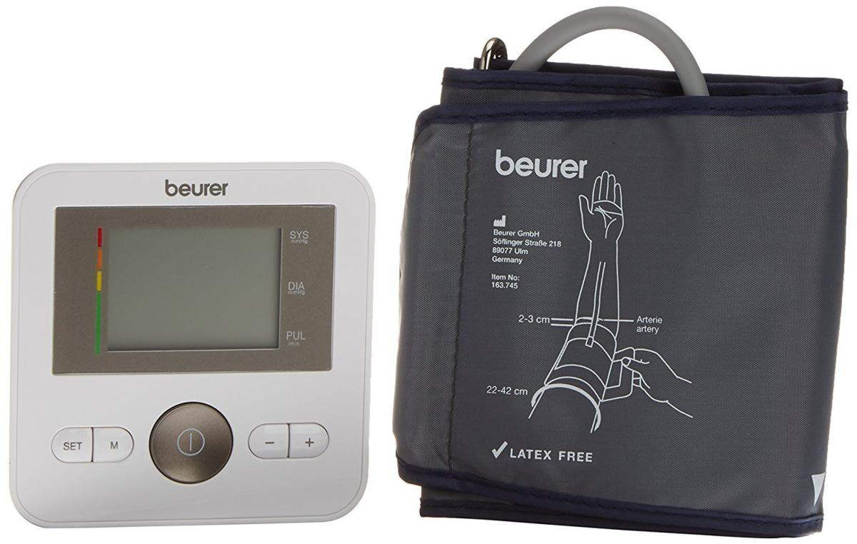 Monitor de presión arterial con pantalla y brazalete. El brazalete está etiquetado y listo para usar.