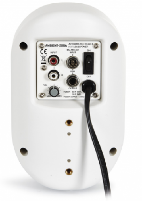 Parte trasera de subwoofer blanco, mostrando puertos de entrada/salida, un interruptor de encendido y un cable de alimentación.