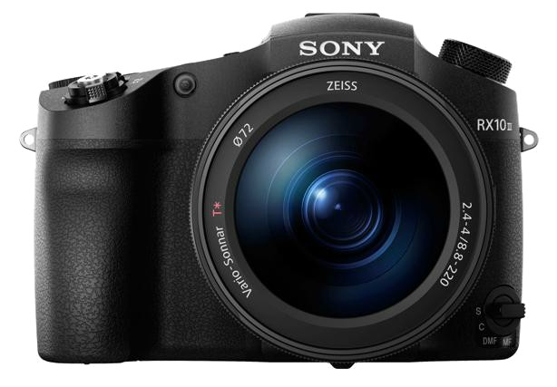 Cámara Sony negra con lente Zeiss. Tiene una lente grande y varios botones y diales.