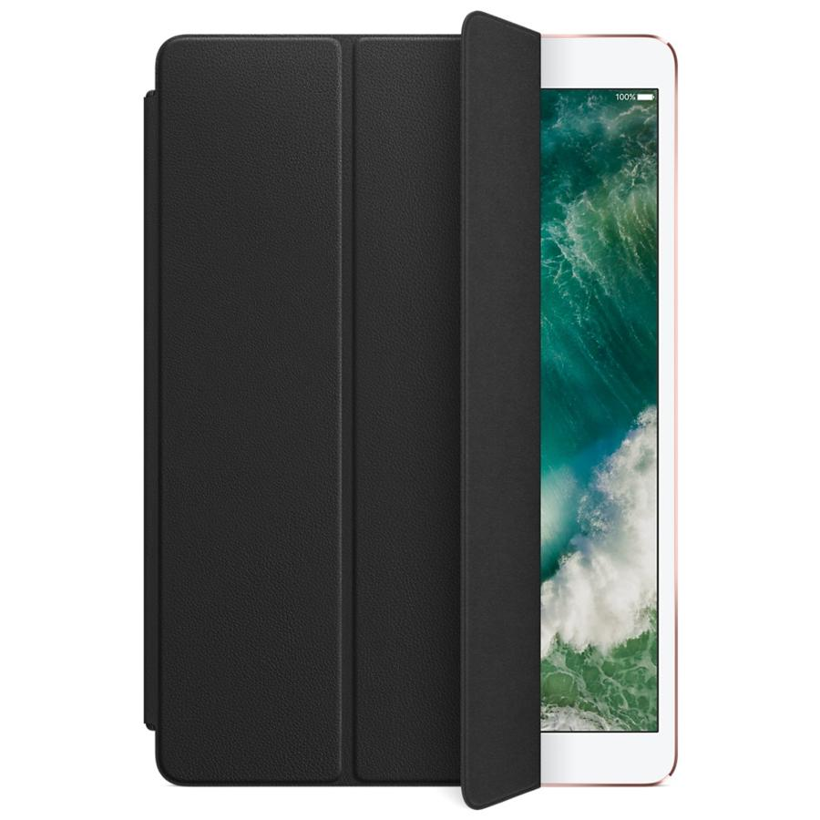 Una funda negra para iPad con una tapa abierta para revelar el iPad, fondo blanco.
