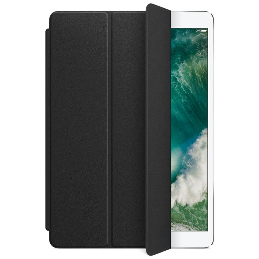Funda de iPad negra con el iPad dentro. La cubierta está abierta, mostrando la pantalla. Fondo blanco.