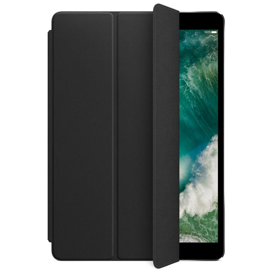 Funda negra para iPad, con la tapa abierta. La pantalla muestra una vista panorámica.