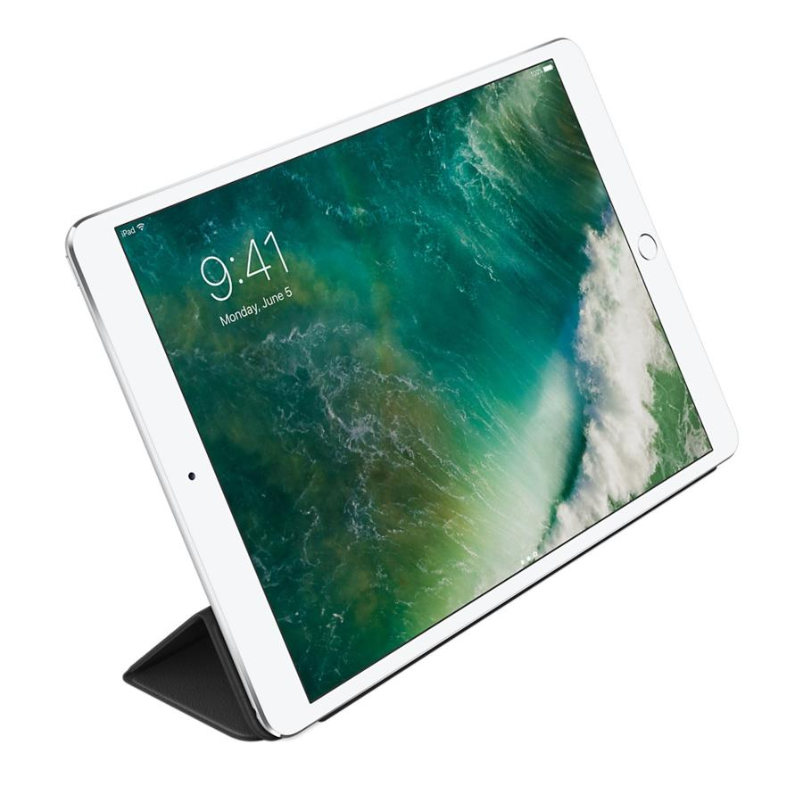 iPad blanco en funda negra, mostrando pantalla con hora y fecha.