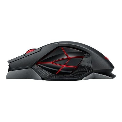 Ratón gaming negro. Acentos rojos y patrones iluminados en su superficie. Fondo blanco.