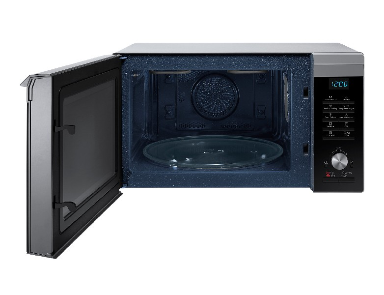 Un horno microondas abierto que muestra el interior con un plato de vidrio. Aislado sobre blanco.