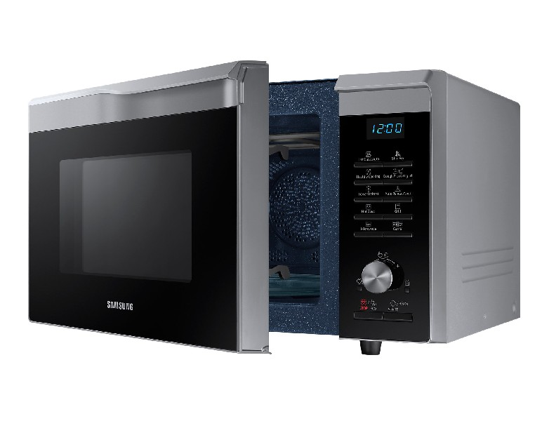 Un horno de microondas. Está abierto, mostrando el interior. El panel de control está a la derecha.