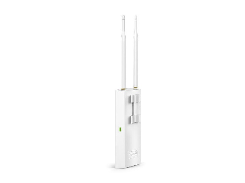 Un dispositivo de red blanco con dos antenas verticales. Tiene una luz verde y algunos soportes de montaje.