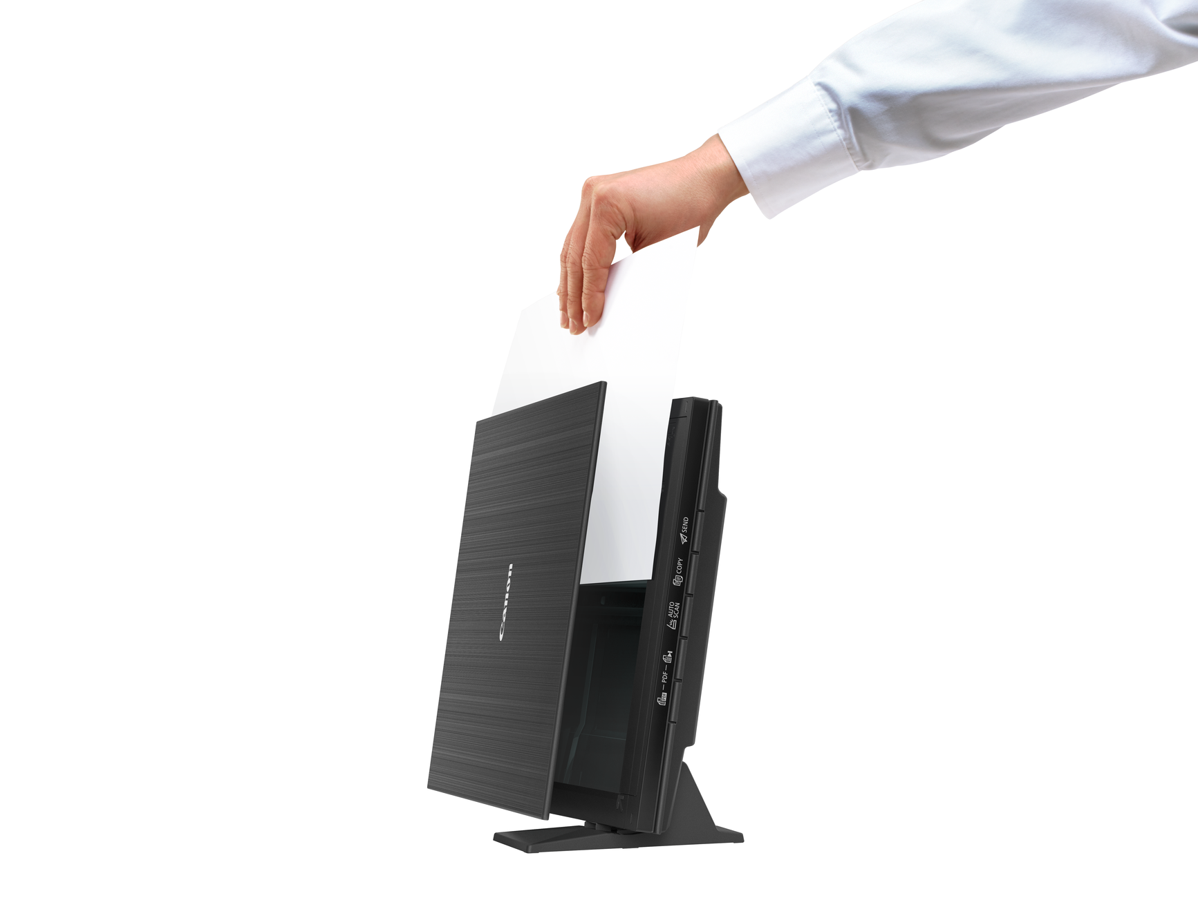 Een hand die papier in een zwarte Canon-scanner steekt.