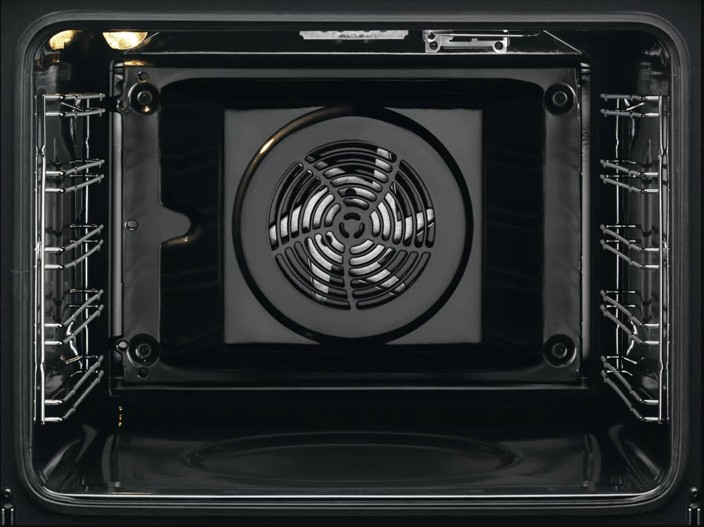Interior de horno con ventilador. Se ven parrillas y ventilador.