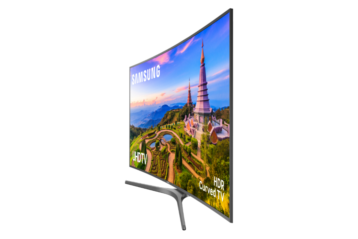 Samsung UHDTV curvo. Muestra una vista panorámica en la pantalla. Fondo negro.