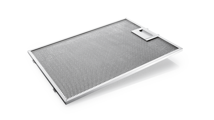 Filtro rectangular metálico de campana extractora con una pequeña asa. Superficie perforada.